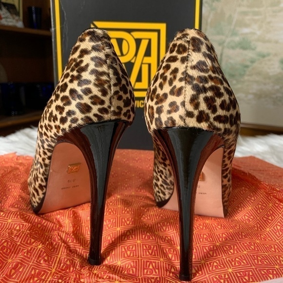 POUR La Victoire Ivette Leopard Pattern PU Hi Heel - Picture 4 of 8